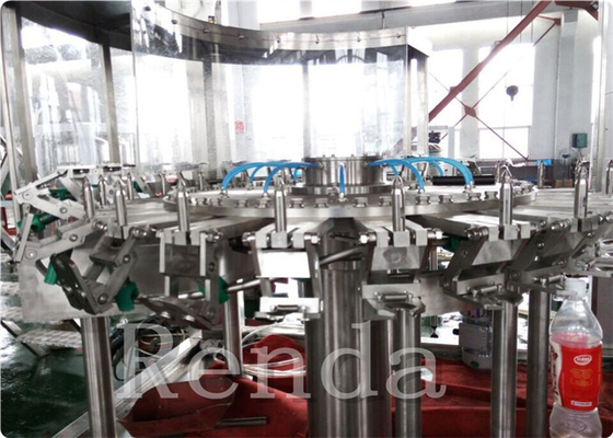 Máquina de rellenar automatizada 2000 BPH 380V 2000KG de la bebida carbónica comercial