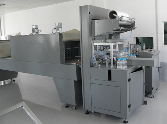 Empaquetadoras automatizadas de la película de encogimiento para el CE de empaquetado ISO de la máquina del plástico de embalar de la planta del agua